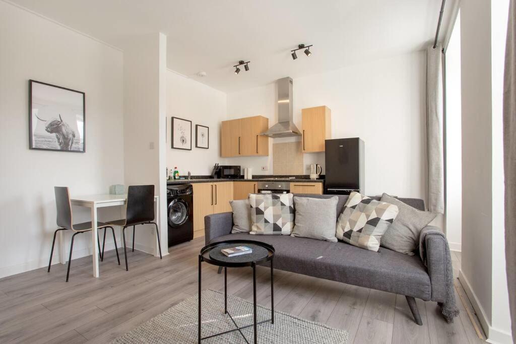 Modern & Bright 1 Bed For 4 Close To City Centre! Единбург Екстериор снимка